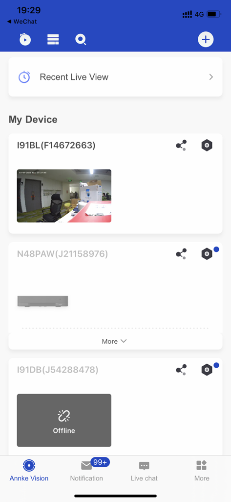 Interfaccia dell'app Annke Vision che mostra la schermata 'Il mio dispositivo' con connessioni multiple a telecamere di sicurezza e NVR, inclusa una vista dell'ufficio in diretta e lo stato offline