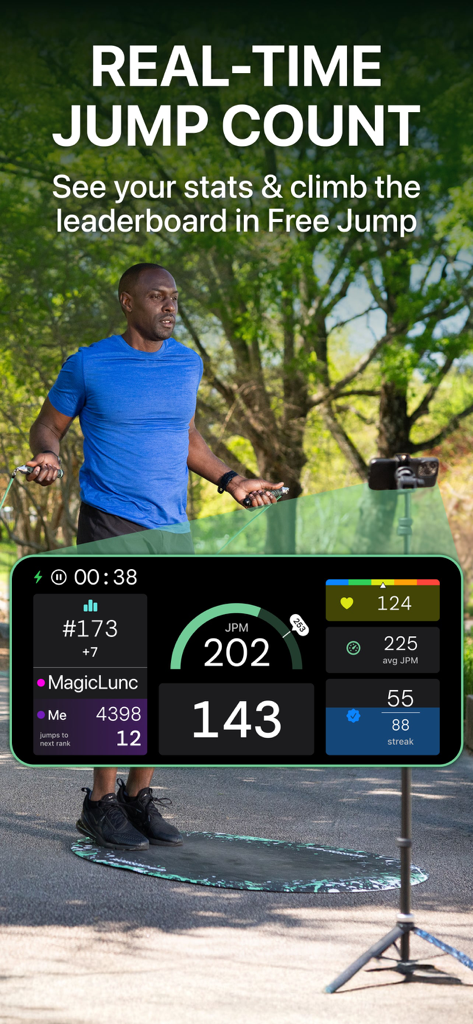 Jump Rope Training | Crossrope - Ein Mann springt draußen Seil, mit einer digitalen Überlagerung der Crossrope-App, die die Sprunganzahl in Echtzeit und Trainingsstatistiken anzeigt.