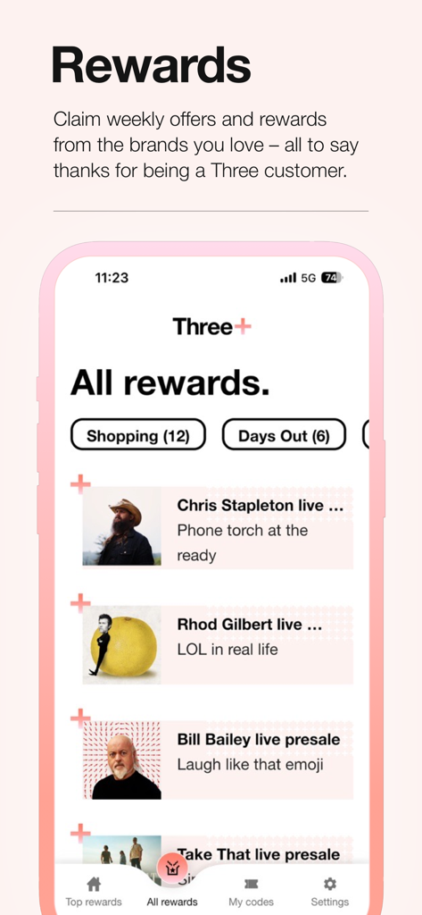 Three plus アプリの画面には、ロイヤルティ特典とライブイベントチケットの先行販売が表示されています。