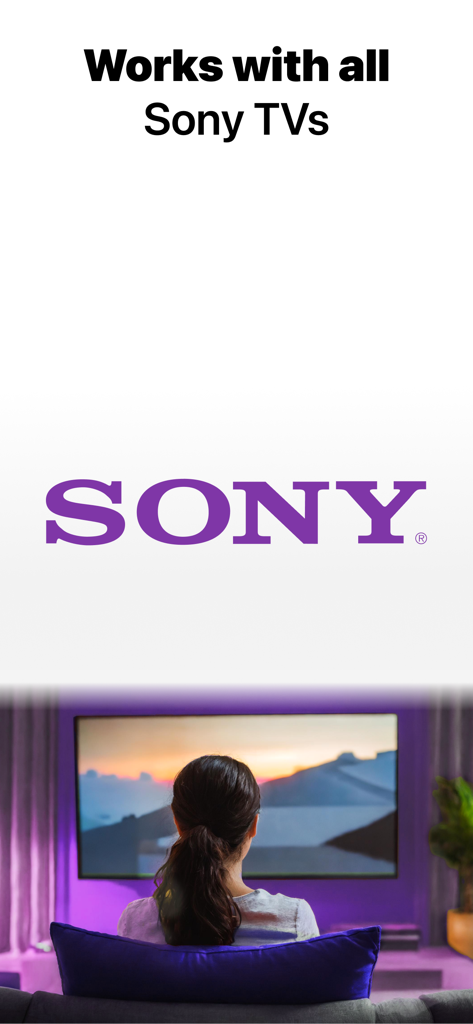 Eine Person, die einen Sony TV mit Text beobachtet, der besagt, dass die App mit allen Sony TVs funktioniert