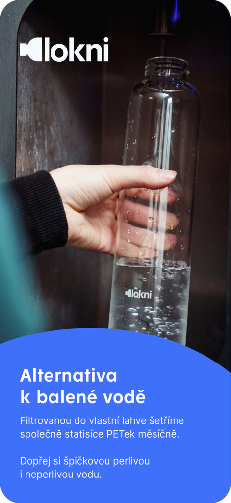 Lokni - Lokniステーションからろ過された水でガラス製の再利用可能なボトルを充填している手