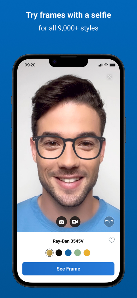 Ein Mann nutzt die virtuelle Anprobe-Funktion in der GlassesUSA-App, um Ray-Ban-Gestelle auf seinem Gesicht zu sehen