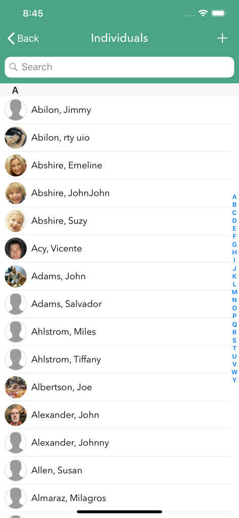 La pantalla de Individuos en la aplicación Elexio Community que muestra un directorio de miembros de la iglesia con fotos de perfil y nombres.