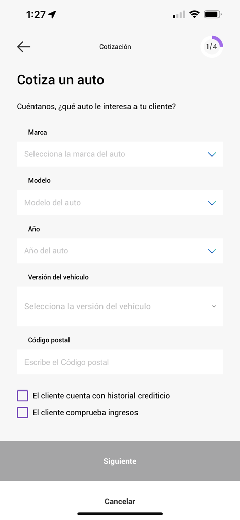 Atria - Pantalla de la aplicación Atria que muestra un formulario para cotizar un préstamo de auto con campos para marca, modelo, año y código postal del auto