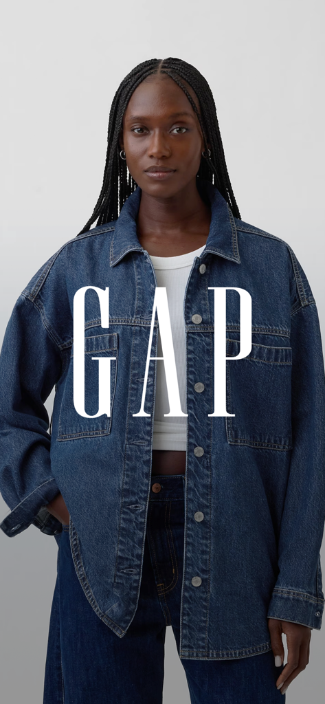 Una mujer vistiendo una chaqueta vaquera clásica de Gap con el logo de la marca
