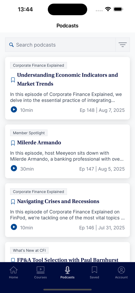 CFI: Real-World Finance - Ein mobiler Bildschirm der CFI-App, der verschiedene professionelle Finanz-Podcasts für das Lernen unterwegs anzeigt.