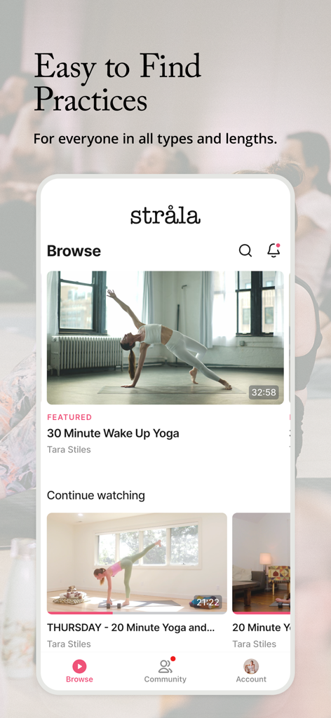Interfaz de la aplicación Strala Yoga mostrando una lista de prácticas disponibles de yoga y tai chi.