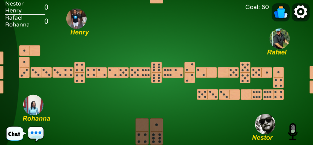 Dominoes Republic - Una partida de dominó para cuatro jugadores en progreso con fichas de madera sobre una mesa digital verde con avatares de jugadores y opciones de chat.