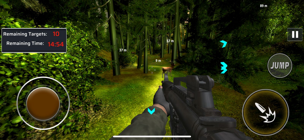 Animal Hunting: Forest Games - Vista en primera persona de un jugador apuntando con un rifle a un ciervo en un bosque denso