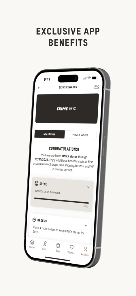 Um smartphone mostrando a página de recompensas do aplicativo SKIMS com status Onyx e vantagens para membros.