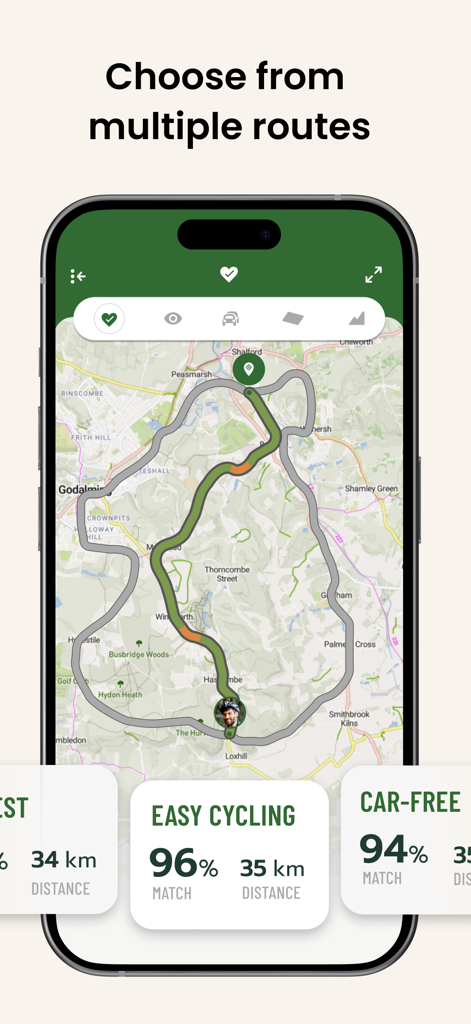 Cyclers: Bike Route Planner - Un iPhone mostrando la interfaz de la aplicación Cyclers con múltiples opciones de ruta, incluyendo Ciclismo Fácil y opciones sin coches, sobre un mapa topográfico.