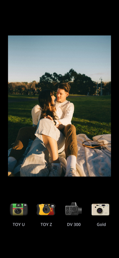 Vintage film camera interface with filter options and a retro photo of a couple.