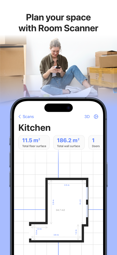 한 여성이 iPhone의 Room Scanner 앱에서 상세한 주방 2D 평면도를 보며 자신의 집 레이아웃을 계획하고 있습니다.