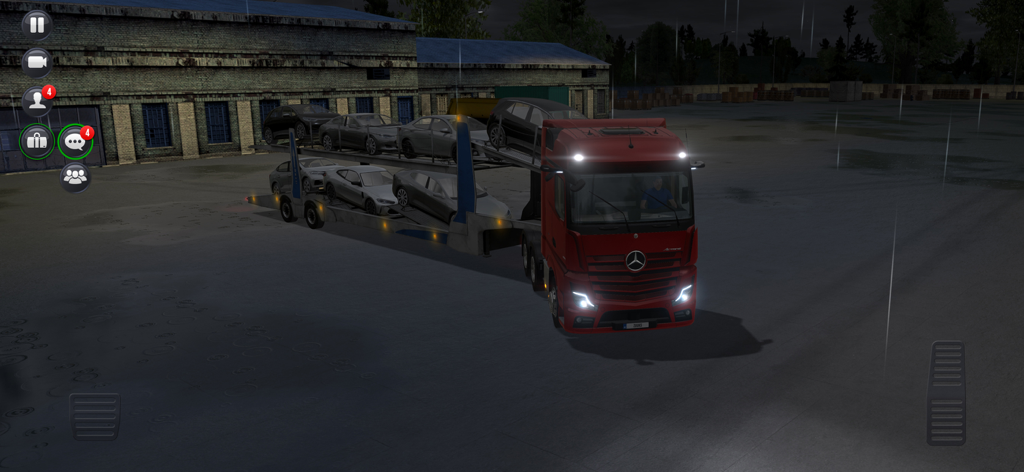 Un camión Mercedes Benz rojo transportando coches en un remolque por la noche en Truck Simulator Ultimate