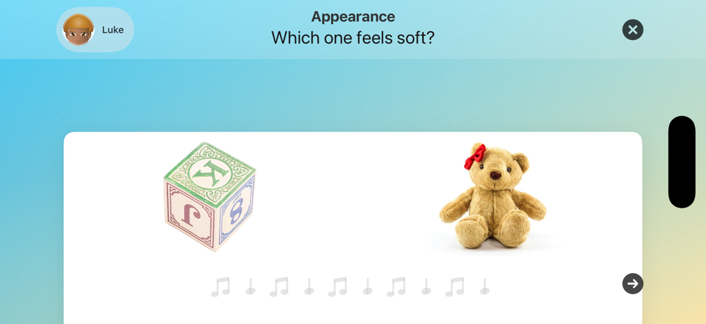 Adjective Remix - Interfaz educativa de Adjective Remix preguntando identificar qué objeto se siente suave entre un bloque de madera y un oso de peluche.