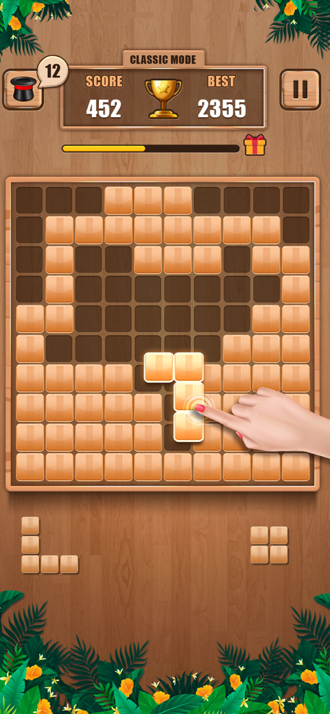 Gameplay-Screenshot von Wooden 100 Block Puzzle, der zeigt, wie eine Hand einen hölzernen L-förmigen Block auf ein 10x10-Gitter zieht.