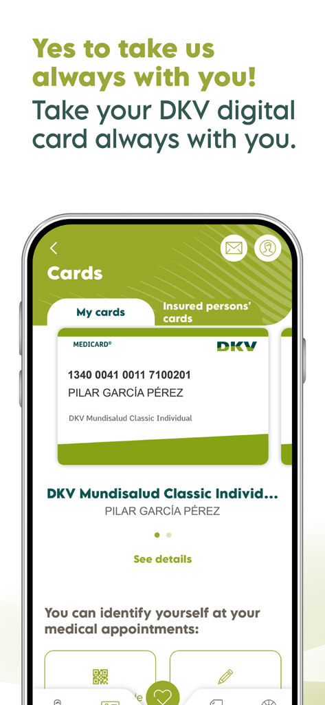 Pantalla de un smartphone mostrando la tarjeta sanitaria digital Activa DKV para identificación en citas médicas