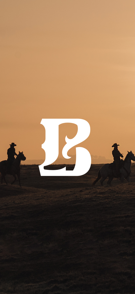 Logotipo de Boot Barn sobre siluetas de vaqueros a caballo al atardecer