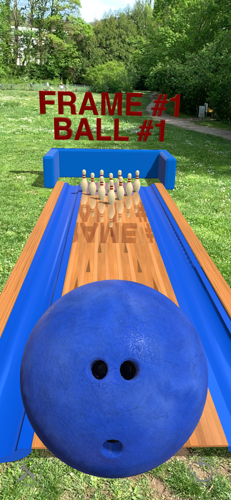 [AR] Bowling - Una pista de bolos 3D en realidad aumentada con una bola azul y bolos sobre un campo de hierba.