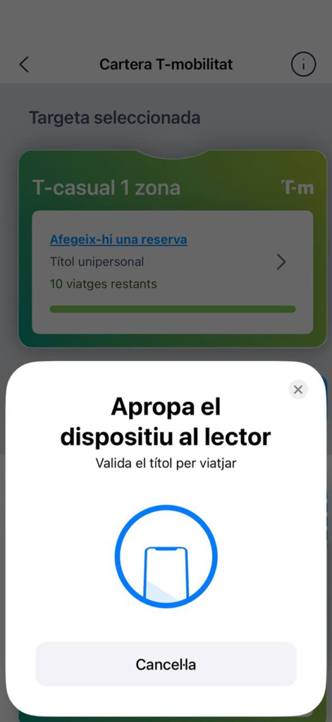 Cartera T-mobilitat - Pantalla móvil mostrando una tarjeta de transporte digital T-casual de Barcelona y una indicación para acercar el teléfono a un lector para la validación NFC.