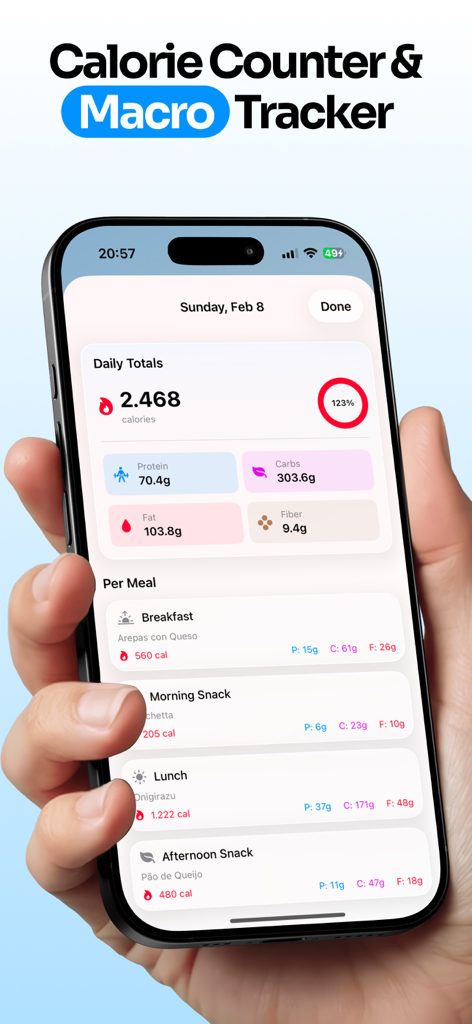 Una pantalla móvil que muestra un contador de calorías y un rastreador de macros con totales diarios y desgloses de comidas individuales para el desayuno, almuerzo y meriendas.