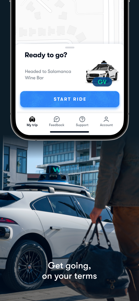 Eine Person geht auf ein weißes selbstfahrendes Waymo-Auto zu, während sie die Waymo App verwendet, um eine Fahrt zu starten.