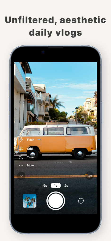 Shardee | Daily vlog camera - 미학적인 일상 브이로그를 위해 빈티지 노란색 밴을 캡처하는 Shardee 카메라 인터페이스를 보여주는 스마트폰 화면.
