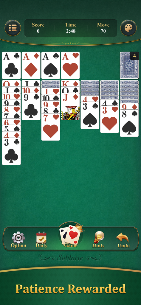 Solitaire Klondike: Brain Game - Pantalla de juego de Solitario Klondike mostrando visuales de cartas claras sobre un fondo verde.