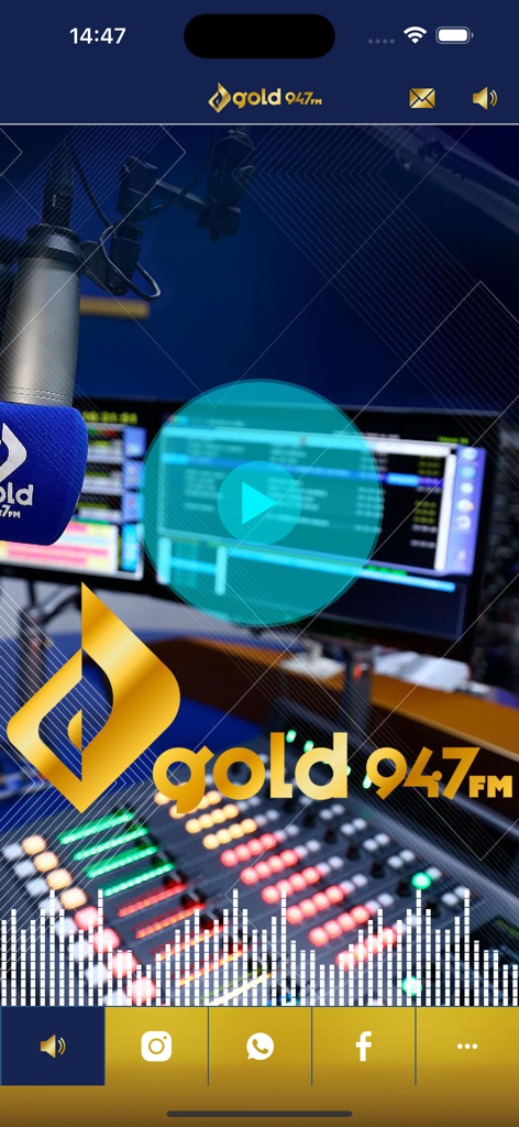ラジオスタジオの背景と中央の再生ボタンを備えたRadio FM Goldアプリのホーム画面