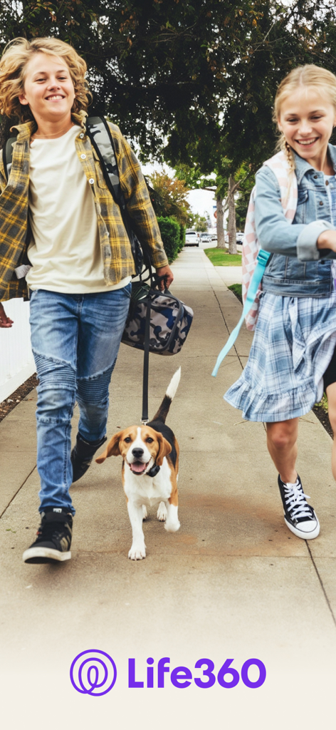 Deux enfants joyeux promènent leur chien sur un trottoir avec le logo Life360 en bas.