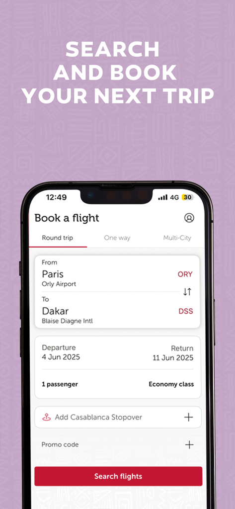 Pantalla de la aplicación Royal Air Maroc para reservar un vuelo de París a Dakar con opciones de ida y vuelta y clase económica