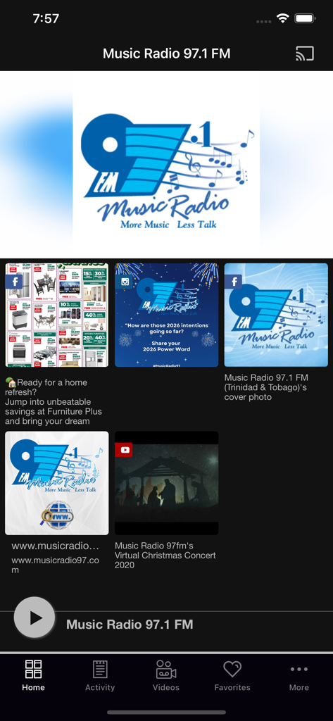 Tela inicial do aplicativo Music Radio 97.1 FM mostrando feed de mídia social e controles do reprodutor de música.