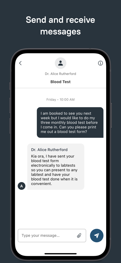Tō Mai - Um display de smartphone mostrando a interface de mensagens do aplicativo To Mai com uma conversa entre um paciente e um médico sobre a solicitação de um exame de sangue.