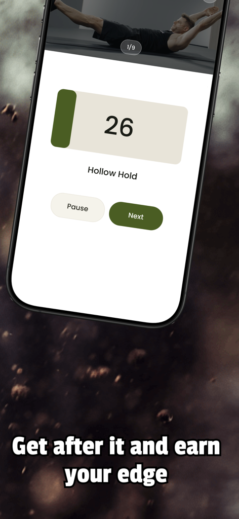 Military Fitness: Army Workout - Una interfaz de aplicación móvil que muestra un ejercicio de plancha de hollow hold con un temporizador de cuenta regresiva y marca militar.