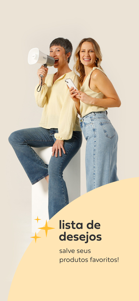 Posthaus - Due donne sorridenti utilizzano la funzione lista dei desideri dell'app Posthaus per salvare i prodotti di moda preferiti