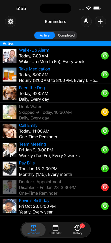 Reminder with Voice Reminders - Una lista de recordatorios recurrentes activos en la interfaz de la aplicación Aida Reminder, mostrando tareas como alarmas de medicación y reuniones en modo oscuro