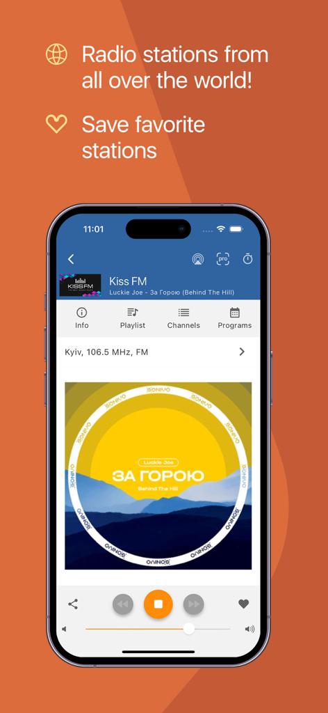 Interfaz de la aplicación Online Radio Box que muestra una estación de música en vivo y opciones de radio global