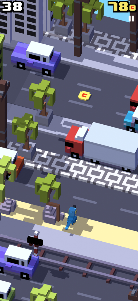 Un personaje de pájaro azul esquivando el tráfico en una calle de ciudad de arte de vóxel en Crossy Road