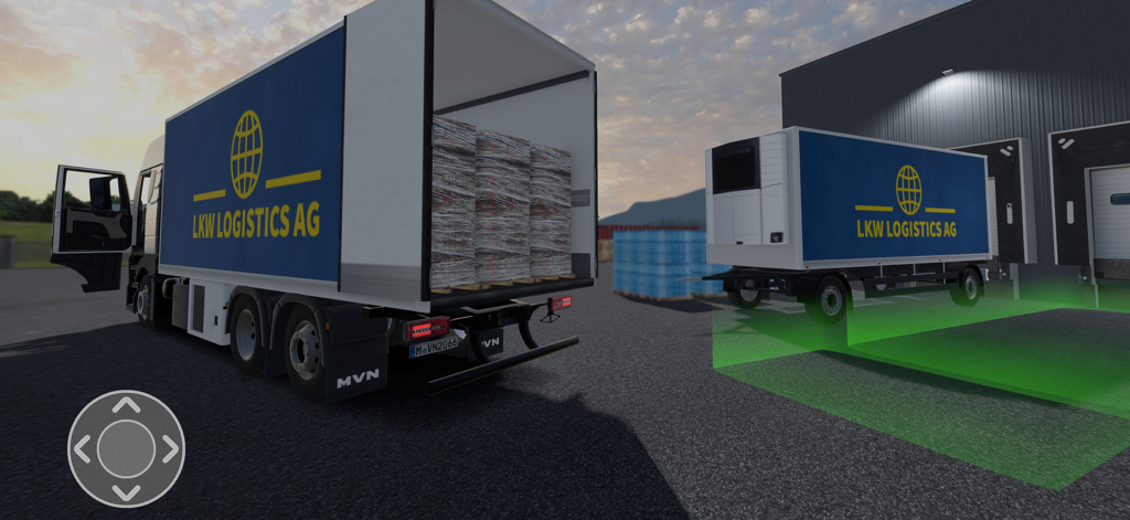 Un camion avec portes de chargement ouvertes et palettes à l'intérieur dans une aire de chargement d'entrepôt.