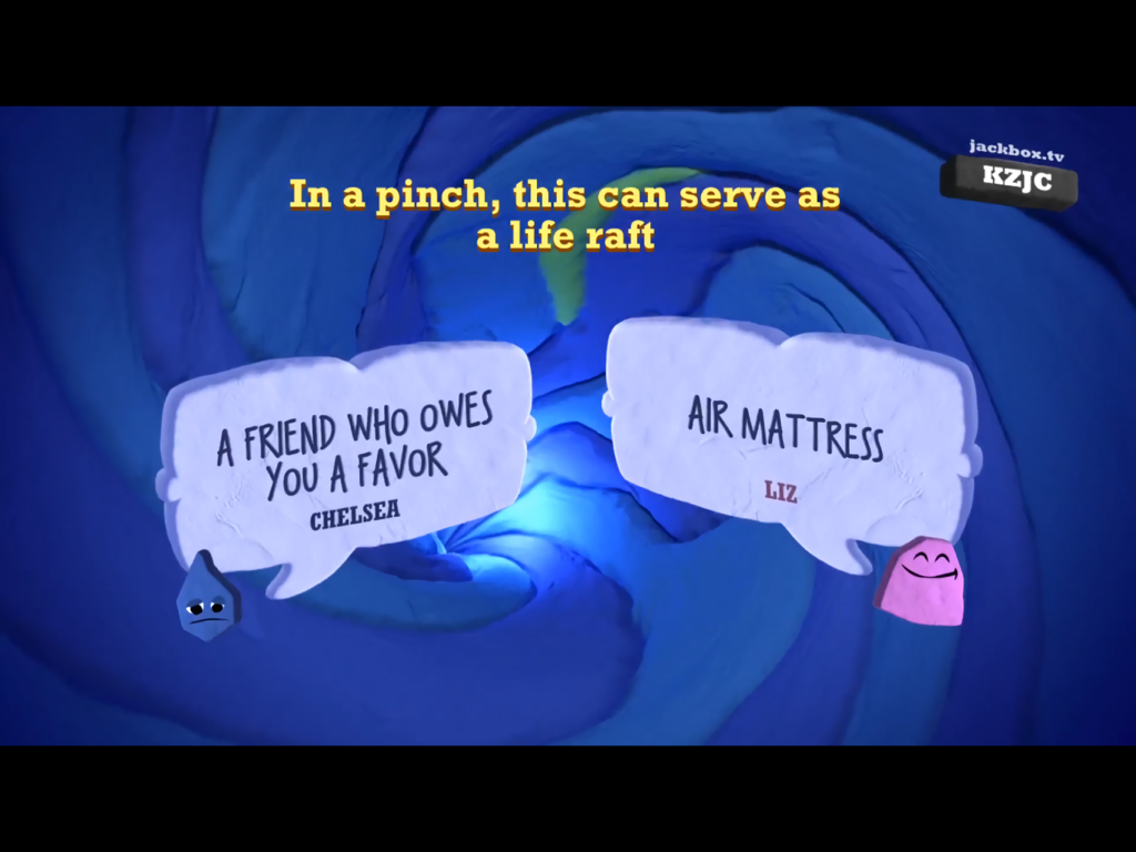 The Jackbox Party Starter - Uno screenshot del gioco Quiplash 3 che mostra un prompt sulla zattera di salvataggio con due risposte umoristiche dei giocatori visualizzate in fumetti