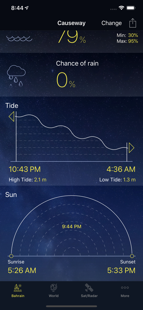 Interfaz de la aplicación Bahrain Weather que muestra las tablas de mareas de la Calzada del Rey Fahd y los horarios de salida y puesta del sol.