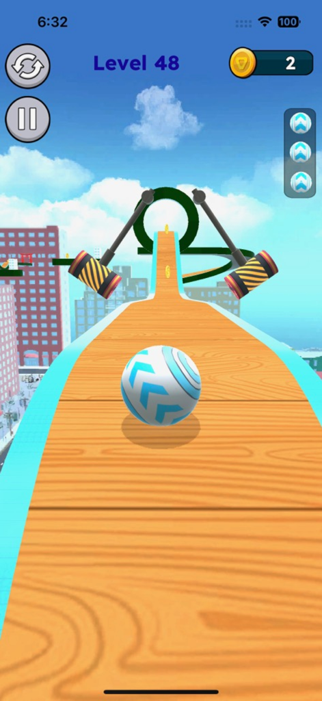 Uma bola com padrão azul e branco rolando em uma pista de madeira no céu com obstáculos de martelo oscilante e um horizonte de cidade ao fundo.