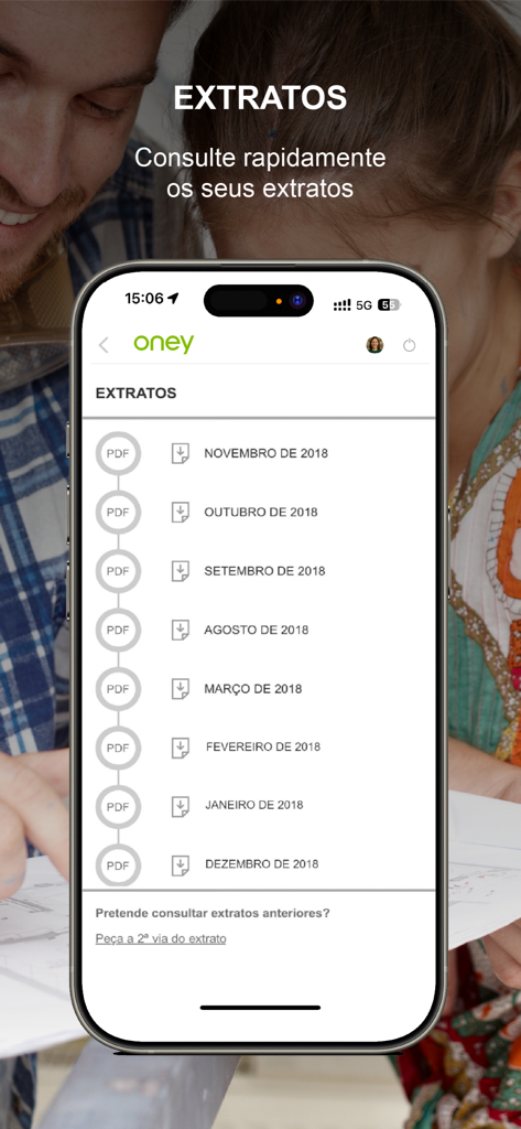 Oney Portugal - Um smartphone exibindo o aplicativo Oney Portugal com uma lista de extratos financeiros mensais disponíveis para download em PDF.