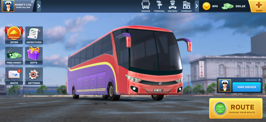 Bus Simulator Driving Game 3D - バスシミュレーター ドライビングゲーム 3Dのメインメニュー。都市ターミナルに駐車された赤と紫のコーチバスが特徴。