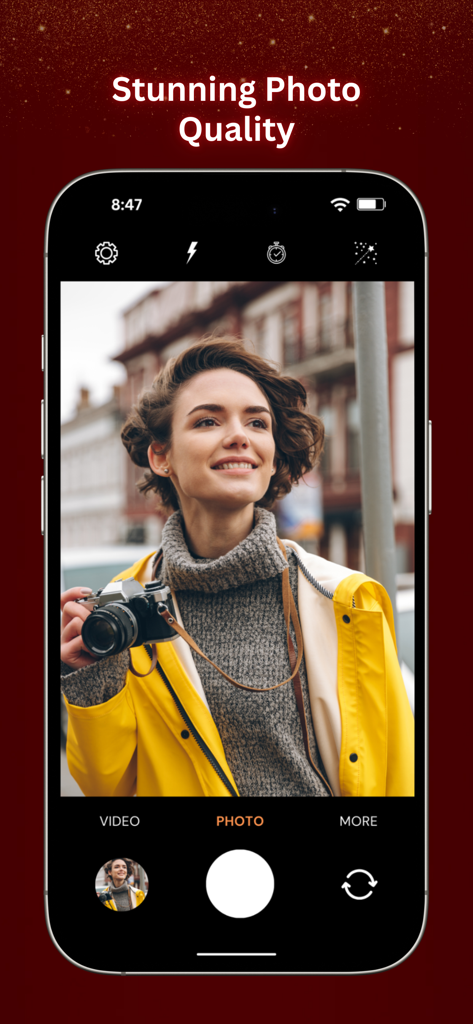 HD Camera Pro Selfie Camera - Teléfono inteligente mostrando la interfaz de la aplicación Cámara Selfie HD Pro con una mujer con un impermeable amarillo y una cámara vintage