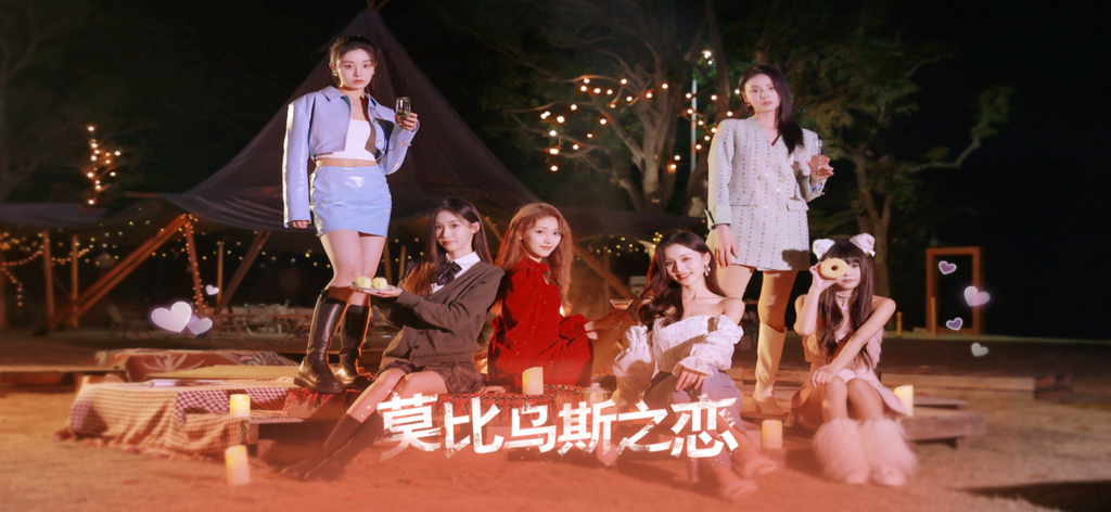 Love of Mobius - Seis personagens femininas do filme interativo Love of Mobius posando em um acampamento