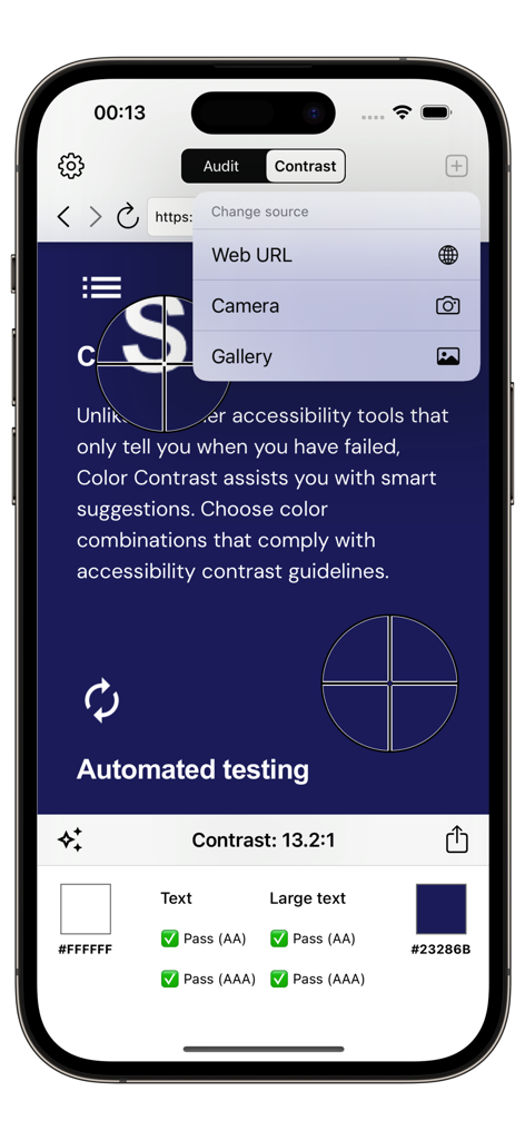 Une interface d'application mobile affichant une vérification de contraste de couleur avec des résultats montrant un rapport de 13,2 pour 1 et des succès de conformité WCAG pour les niveaux AA et AAA.