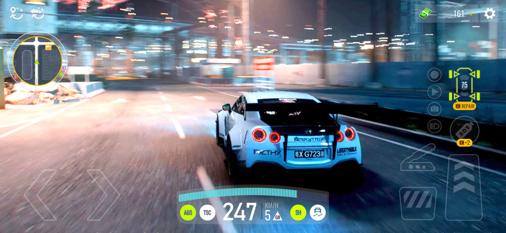 Driving Real Race City 3D - Voiture de sport blanche roulant à grande vitesse dans une rue de ville 3D la nuit