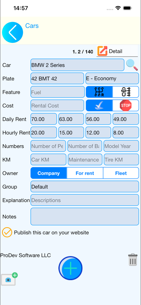 Interfaz de aplicación móvil que muestra un formulario completo para gestionar los detalles de la flota de alquiler de coches, incluyendo precios y especificaciones del vehículo