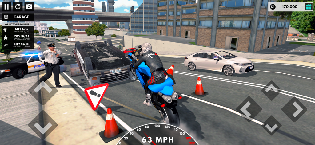 Motorbike Racing Bike Driving - Una moto azul realizando un caballito en una calle de la ciudad cerca de un oficial de policía y un vehículo accidentado